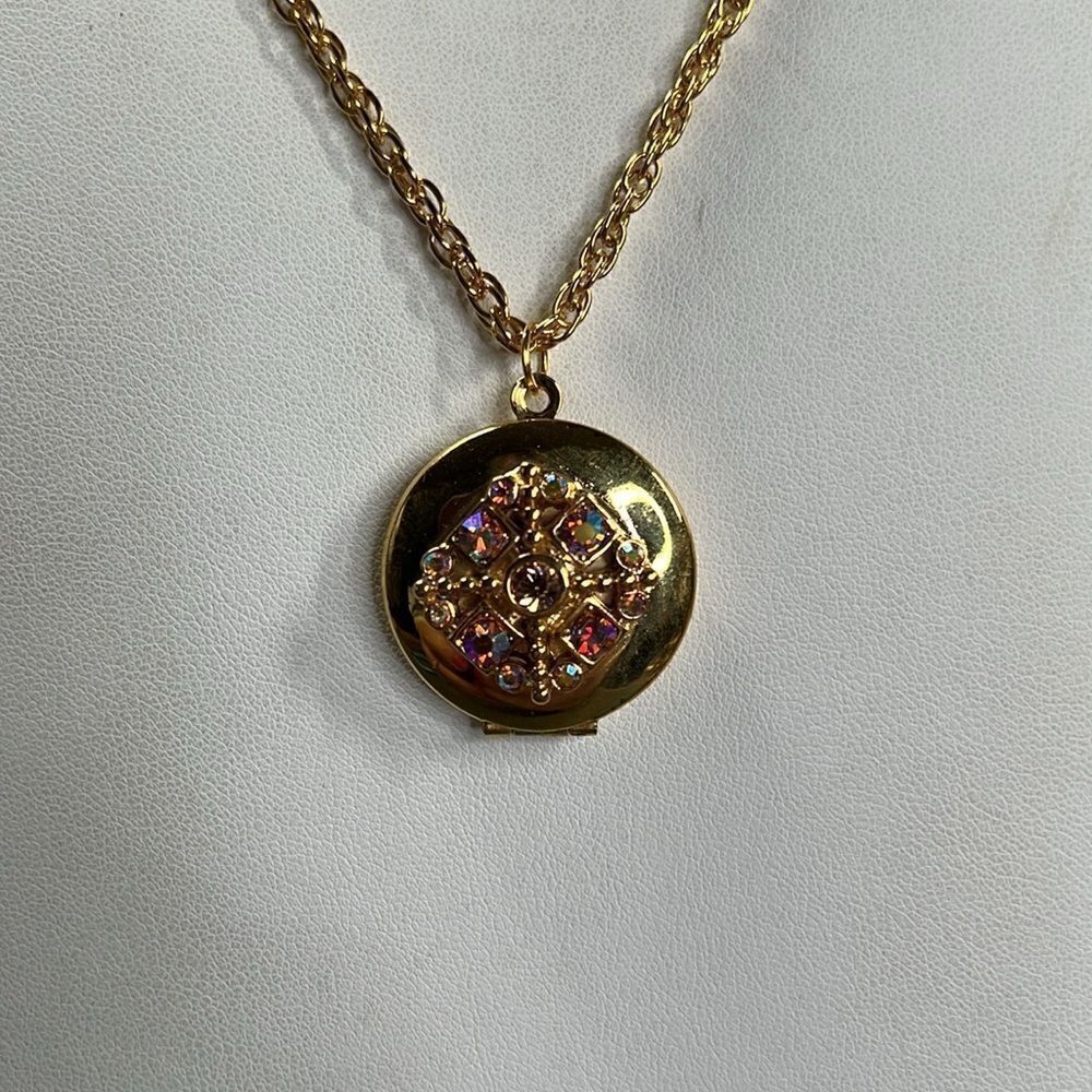 Beautiful Gold Tone Necklace and Locket - Picture 3 of 7